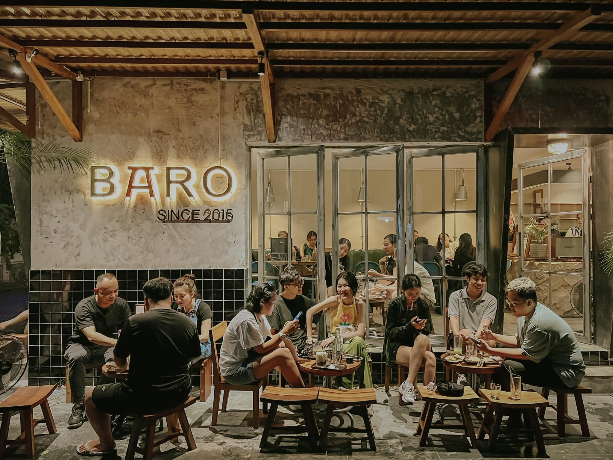 The sidewalk coffee space in Baro is loved by many young customers. Photo: H.L