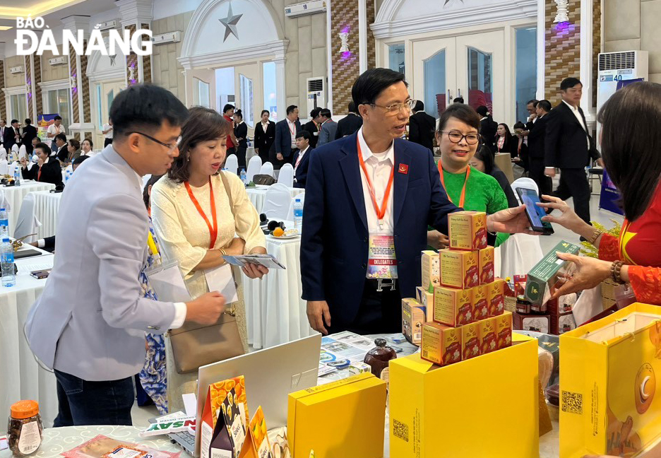 Da Nang businesses participate in displaying products at the 2024 Trade and Investment Promotion Conference of Vietnamese and Lao provinces and cities on April 4. Photo: ITPC Da Nang