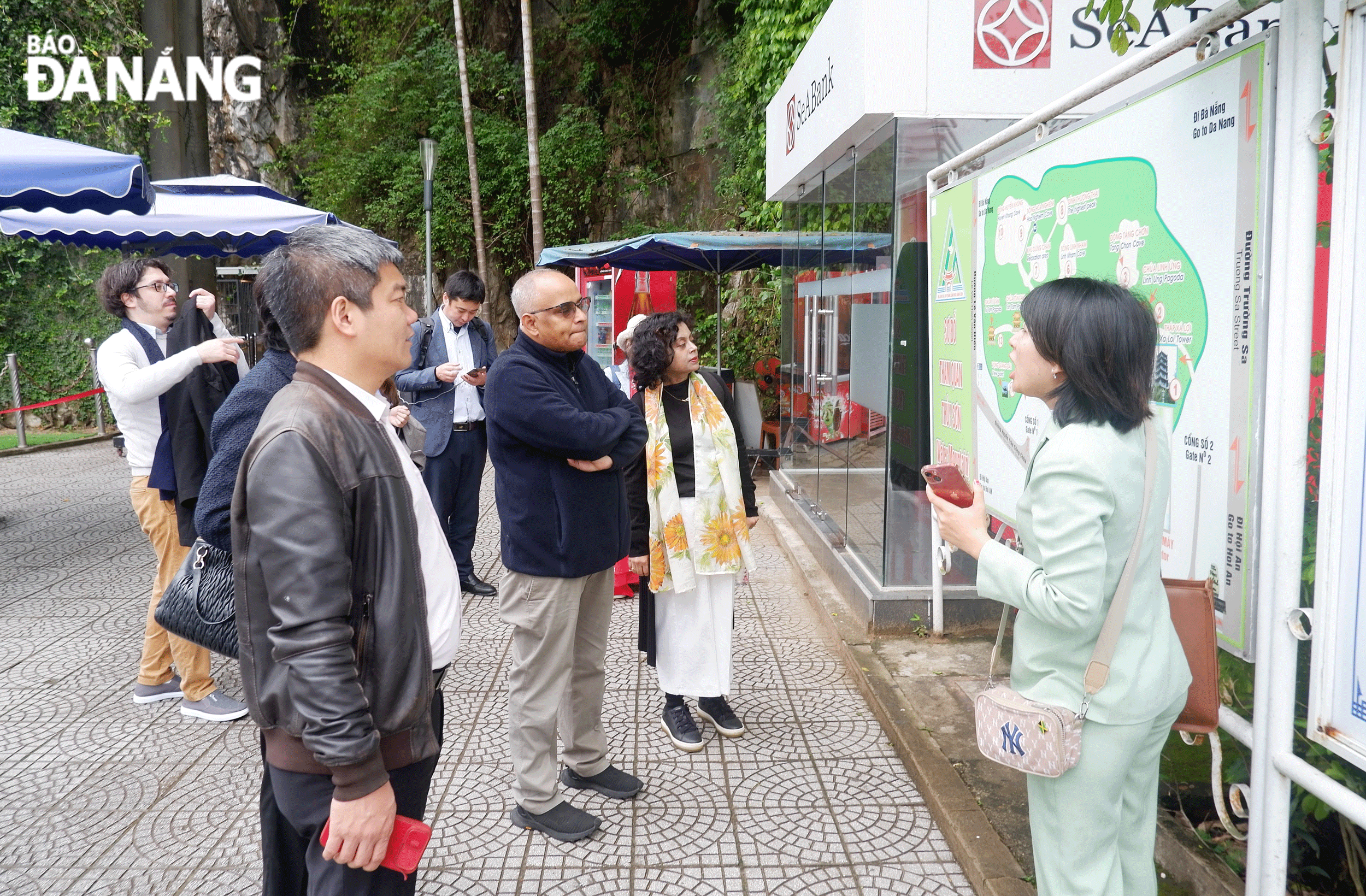 The city's tourism industry makes an important contribution to promoting economic growth. IN PHOTO: Visitors at the Marble Mountains Tourist Area. Photo: M.Q