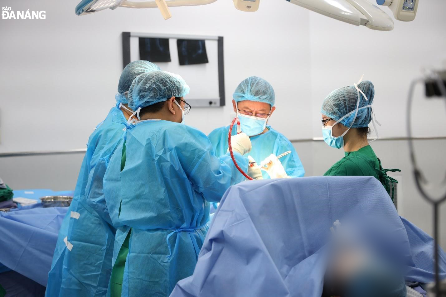 The total knee replacement surgery was performed by Dr. Tang Ha Nam Anh and the Family Hospital team. Photo: L.H