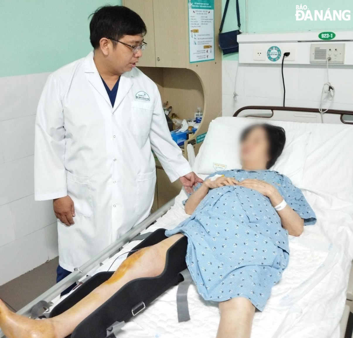 The patient is examined by the doctor on the first day after surgery. Photo: L.H