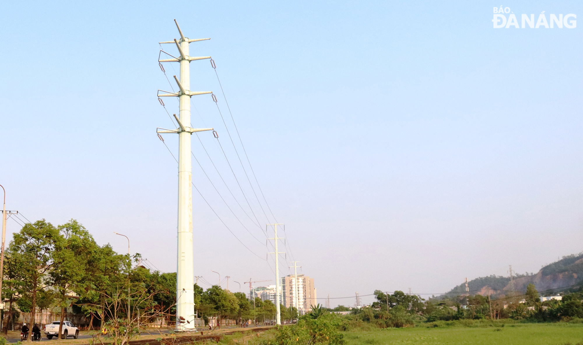 Tuyến đường dây 220kV Hòa Khánh - Hải Châu chỉ còn một khoảng cột chưa được kéo dây. Ảnh: HOÀNG HIỆP