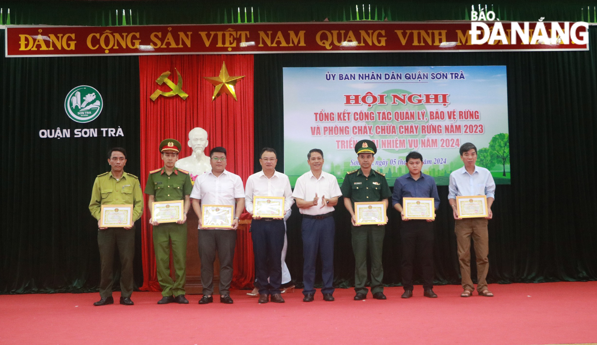 Vice Chairman of Son Tra District People's Committee Huynh Van Huynh (4th, right) presenting Certificates of Merit to groups and individuals in recognition of their outstanding achievements in forest protection and development, and forest fire prevention and fighting, in 2023. Photo: VAN HOANG