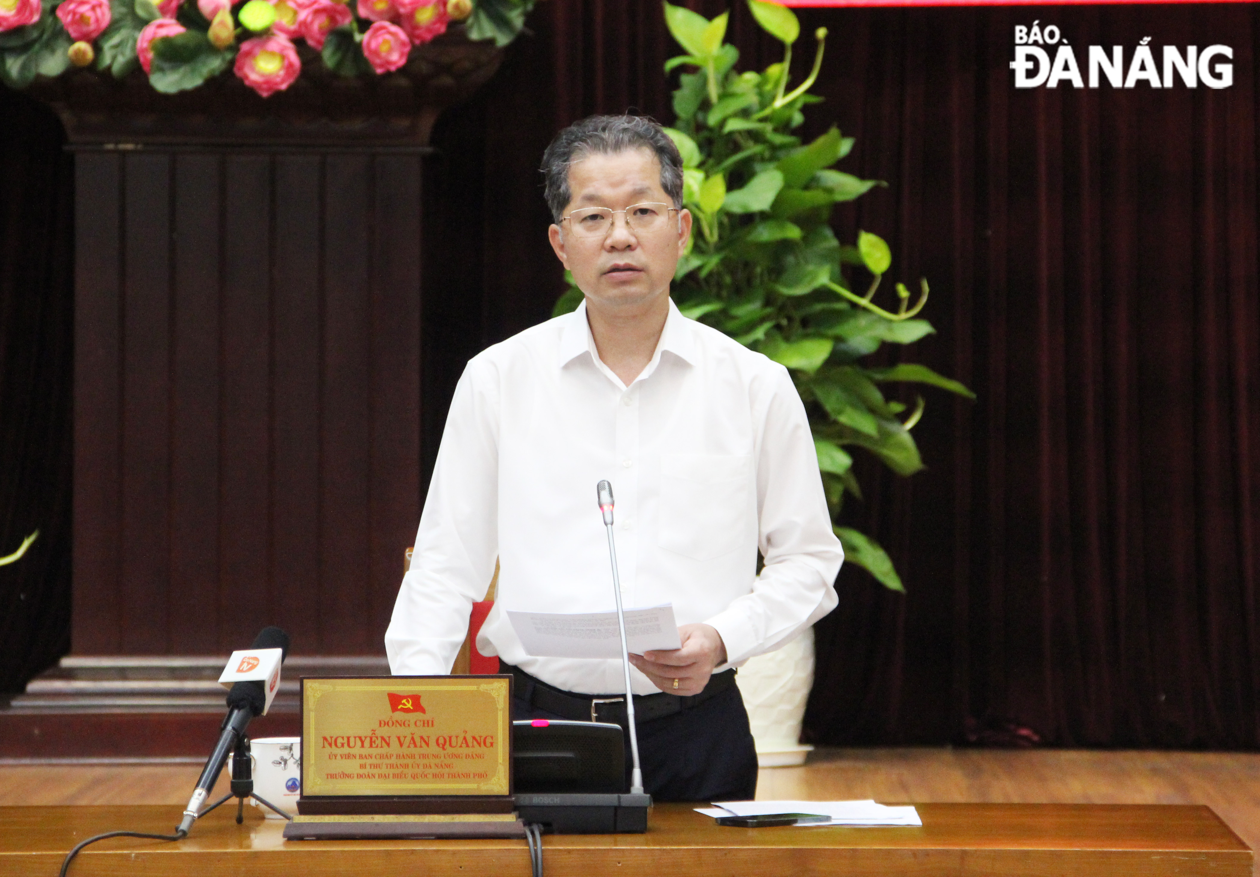 Da Nang Party Committee Secretary Nguyen Van Quang delivering a closing speech at the meeting