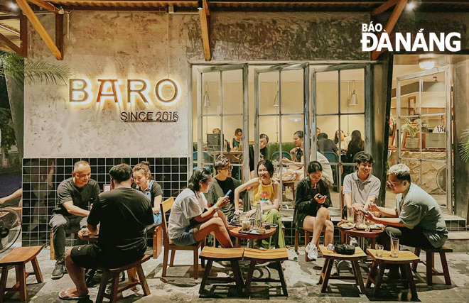 Không gian cà phê vỉa hè ở Baro được nhiều khách hàng trẻ yêu thích. Ảnh: H.L