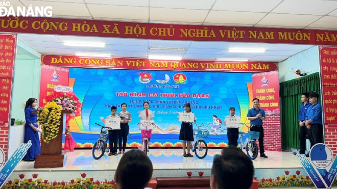 Representatives of the Youth Union organisation in Hoa Khe Ward, Thanh Khe District, Da Nang, giving gifts to poor studious pupils
