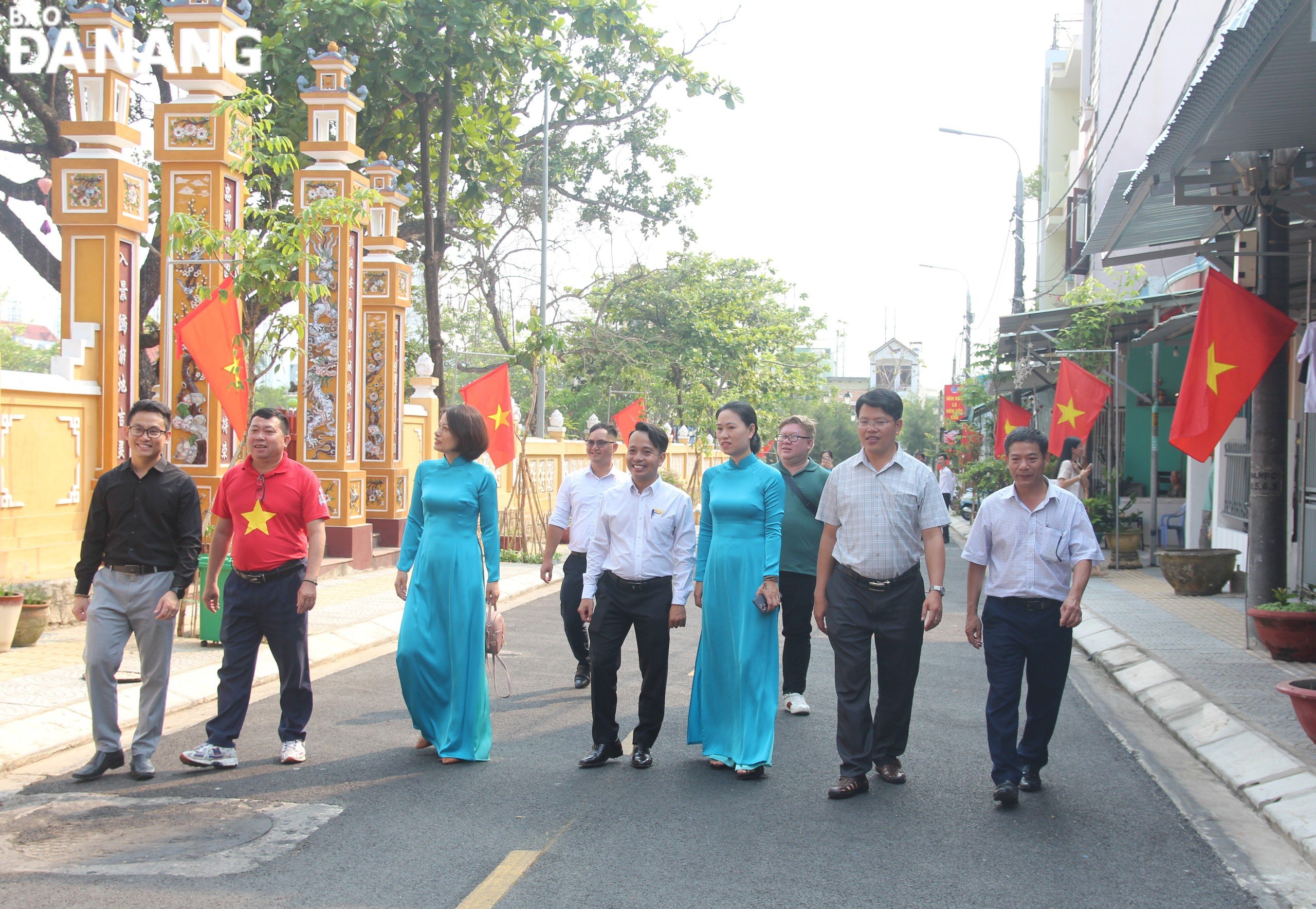 The 'National Flag Street' leading to the Hoa Vang Martyrs' Cemetery was inaugurated on Saturday.