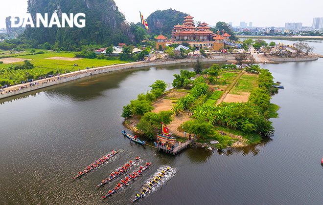 The traditional boat race on the Co Co River attracts a large number of people and tourists. Photo: Nguyen Sanh Quoc Huy