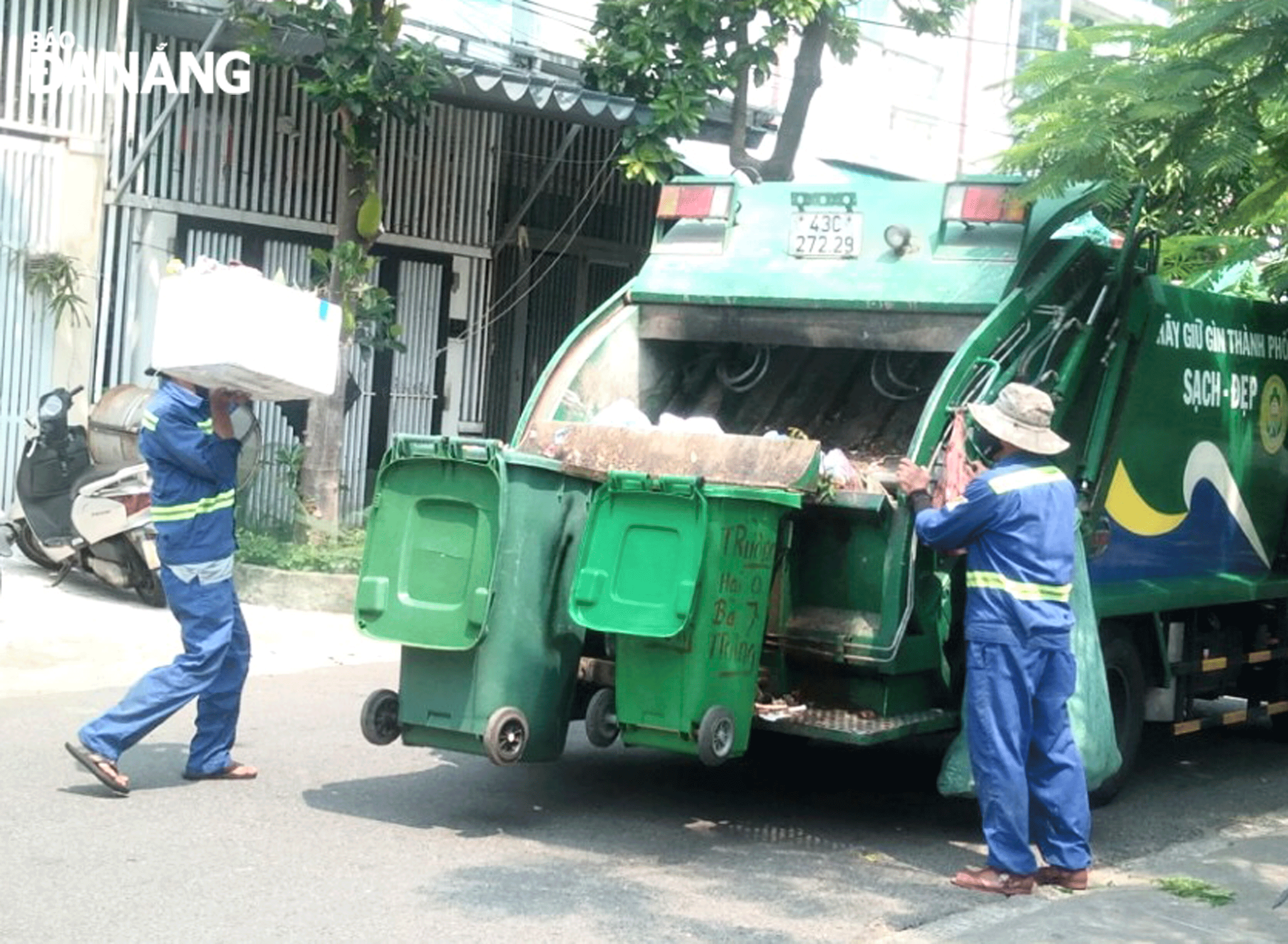 Xe cuốn ép rác loại nhỏ được Xí nghiệp Môi trường Sơn Trà sử dụng thu gom rác trong các tuyến đường nhỏ. Ảnh: DIỆP NHƯ	