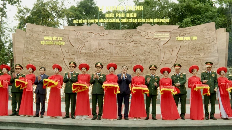 Lãnh đạo Bộ Quốc phòng và tỉnh Phú Thọ cắt băng khánh thành bức phù điêu 