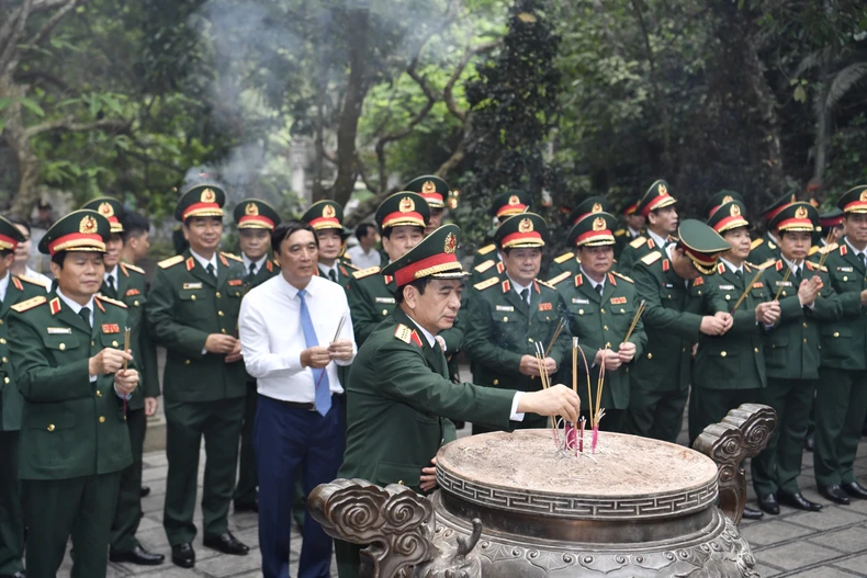 Đại tướng Phan Văn Giang, Đại tướng Lương Cường và các đại biểu dâng hương tưởng niệm các Vua Hùng.