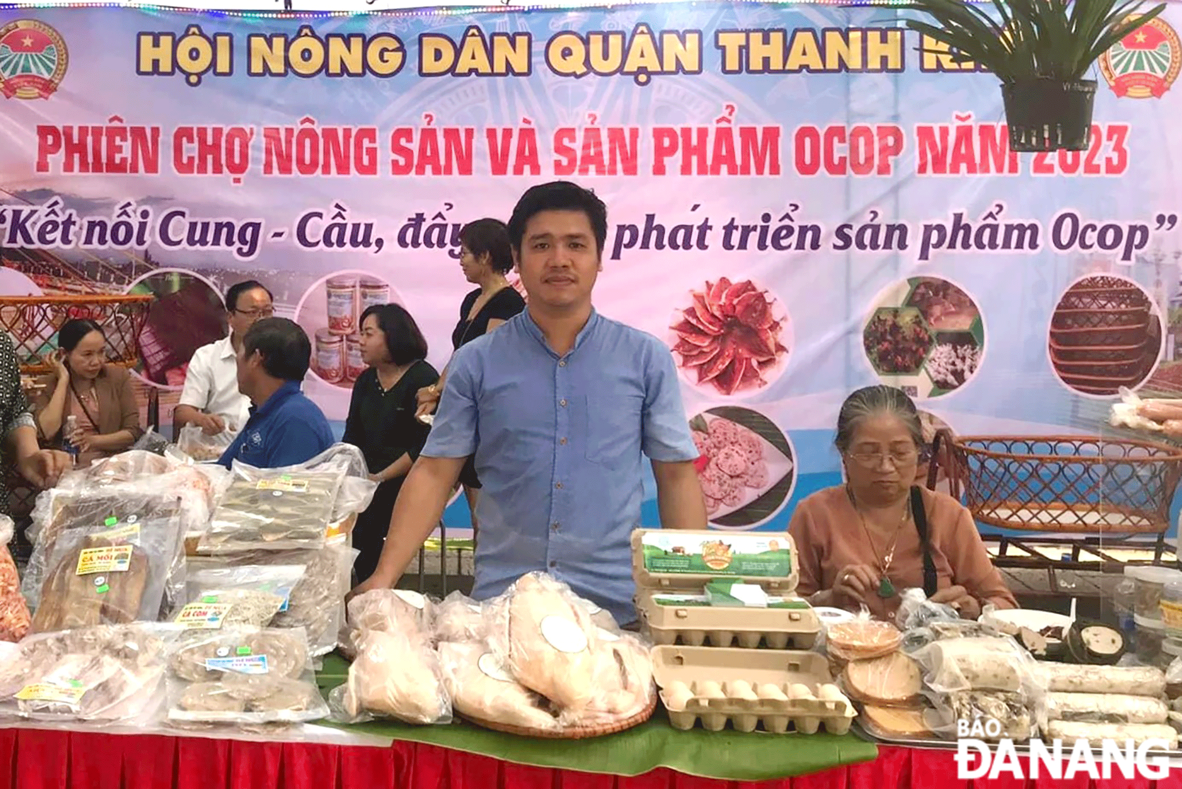 Anh Trần Công Minh tham gia phiên chợ nông sản và sản phẩm OCOP năm 2023 trên địa bàn quận Thanh Khê. Ảnh: T.P