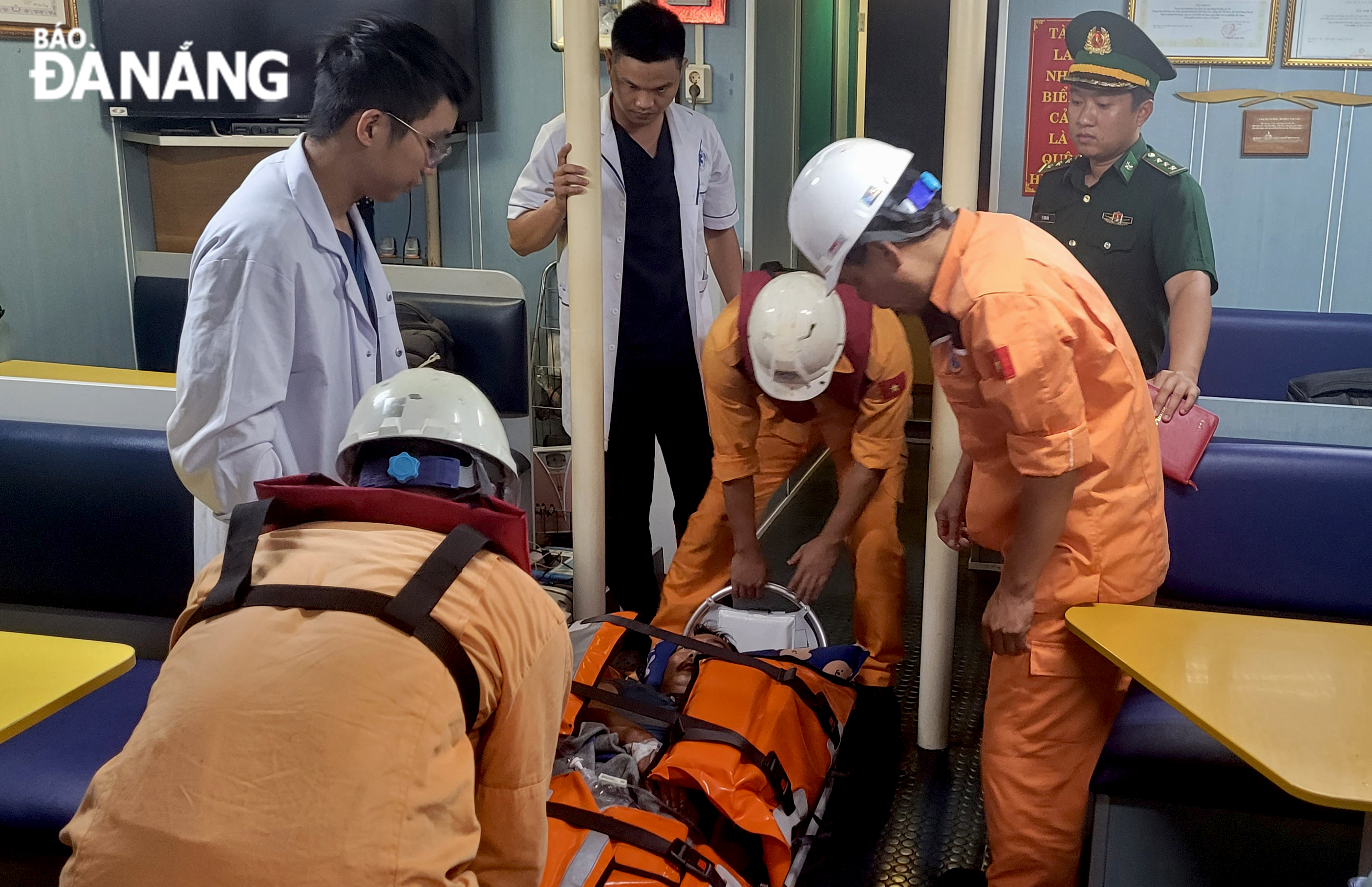 Lúc 5 giờ 15 sáng nay, Danang MRCC đã được đưa thuyền viên gặp nạn trên biển về đến Đà Nẵng an toàn. Ảnh: Danang MRCC cung cấp
