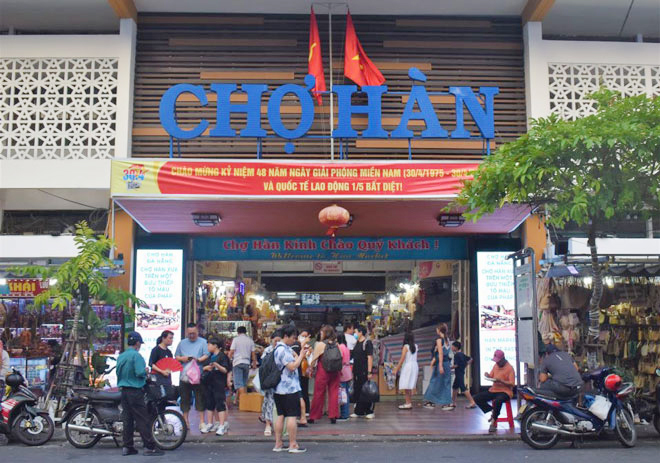 Located in the city’s inner, near the Han River and Rong (Dragon) bridges, with facades on 4 urban streets, the Han market is a large shopping address, familiar not only to residents but also tourists coming to Da Nang. Photo: ST