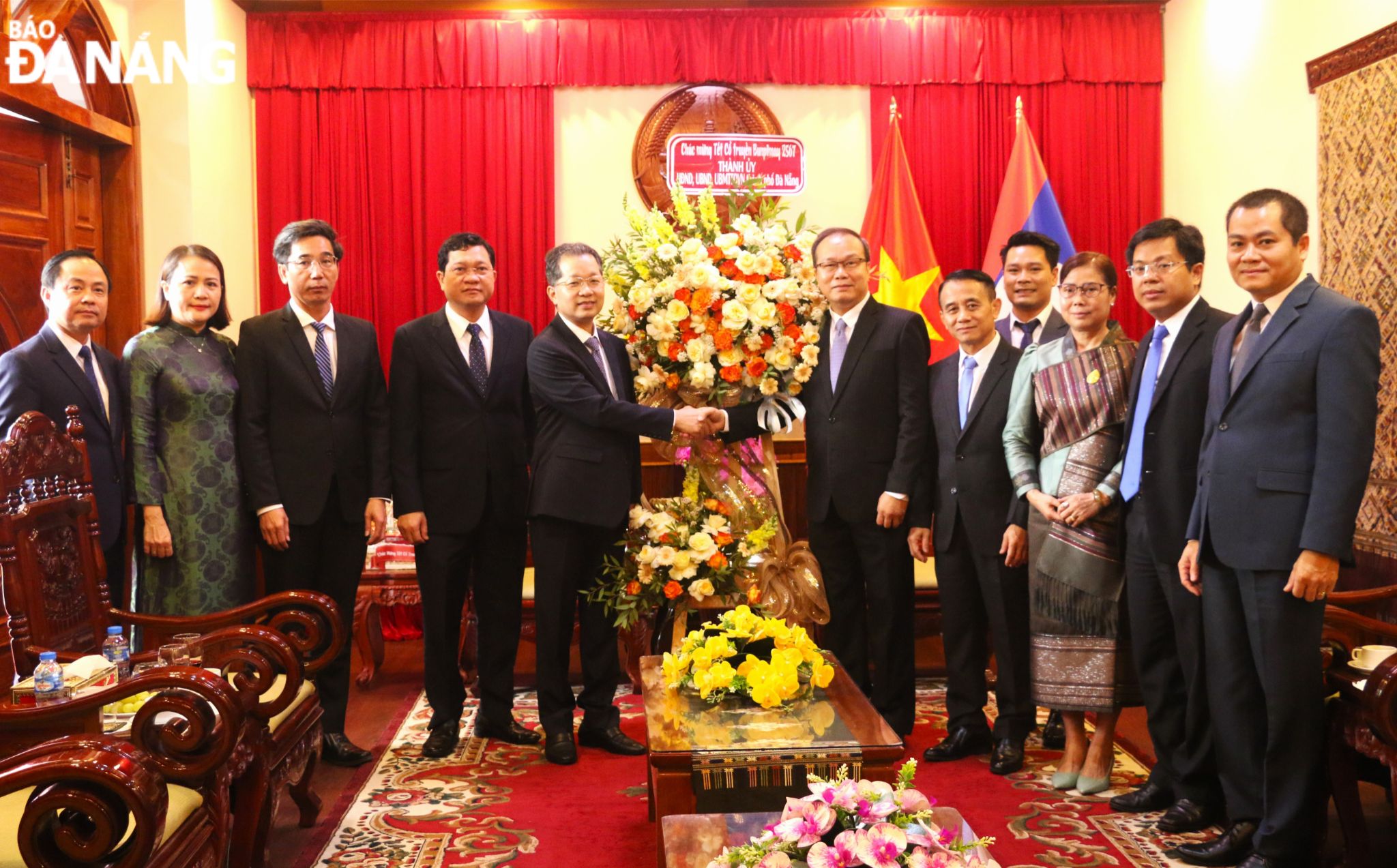 Da Nang Party Committee Secretary Nguyen Van Quang (5th, left) sending New Year wishes to officials and employees of the Lao Consulate General in Da Nang on the occasion of the traditional Bunpimay 2024 Tet. Photo: T.PHUONG