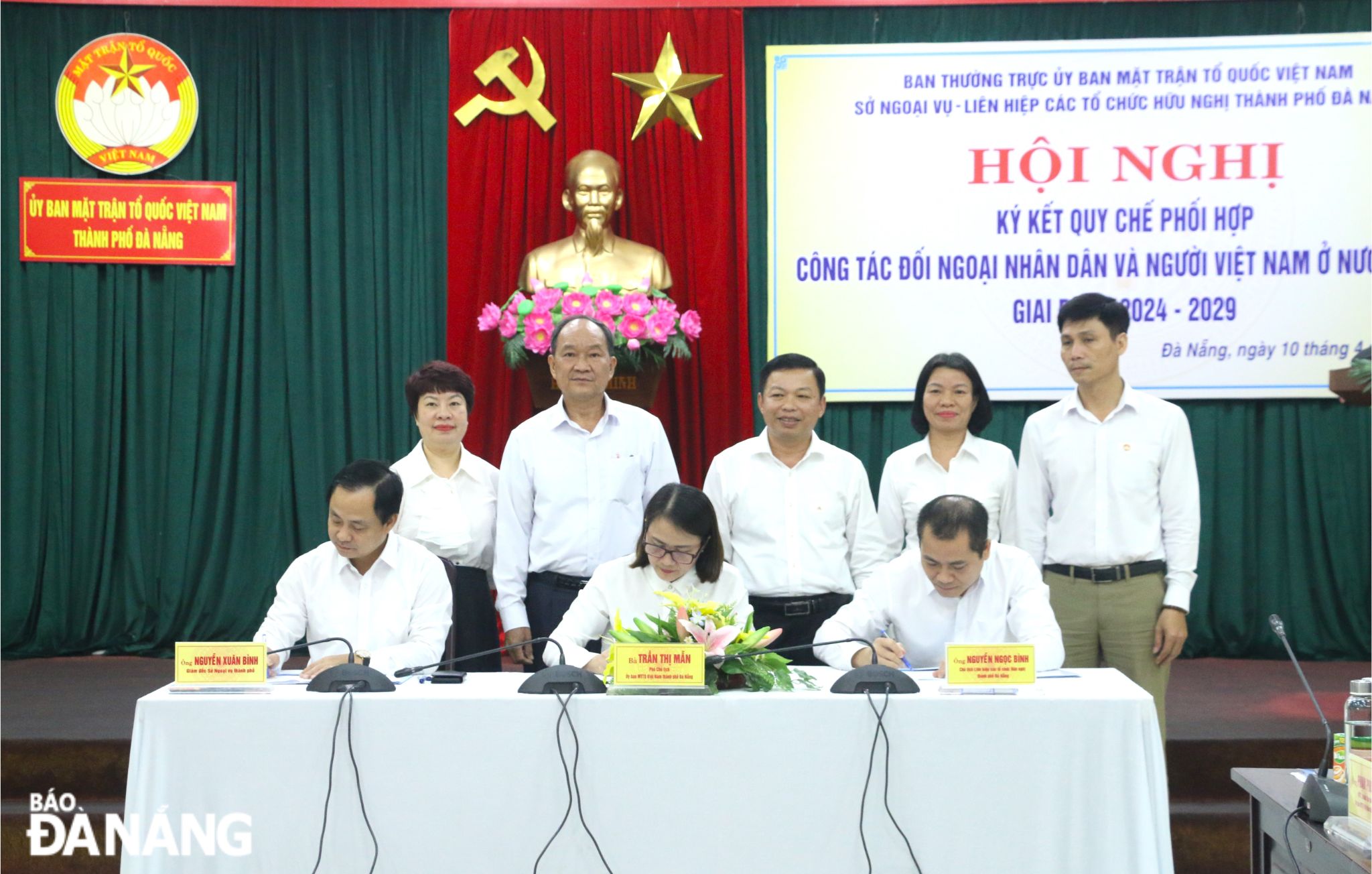 Đại diện lãnh đạo 3 cơ quan ký kết quy chế phối hợp công tác đối ngoại nhân dân và người Việt Nam ở nước ngoài giai đoạn 2024-2029. Ảnh: T.PHƯƠNG