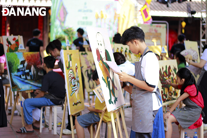 Pupils participating in a folk painting contest at the festival. Photo: X.D