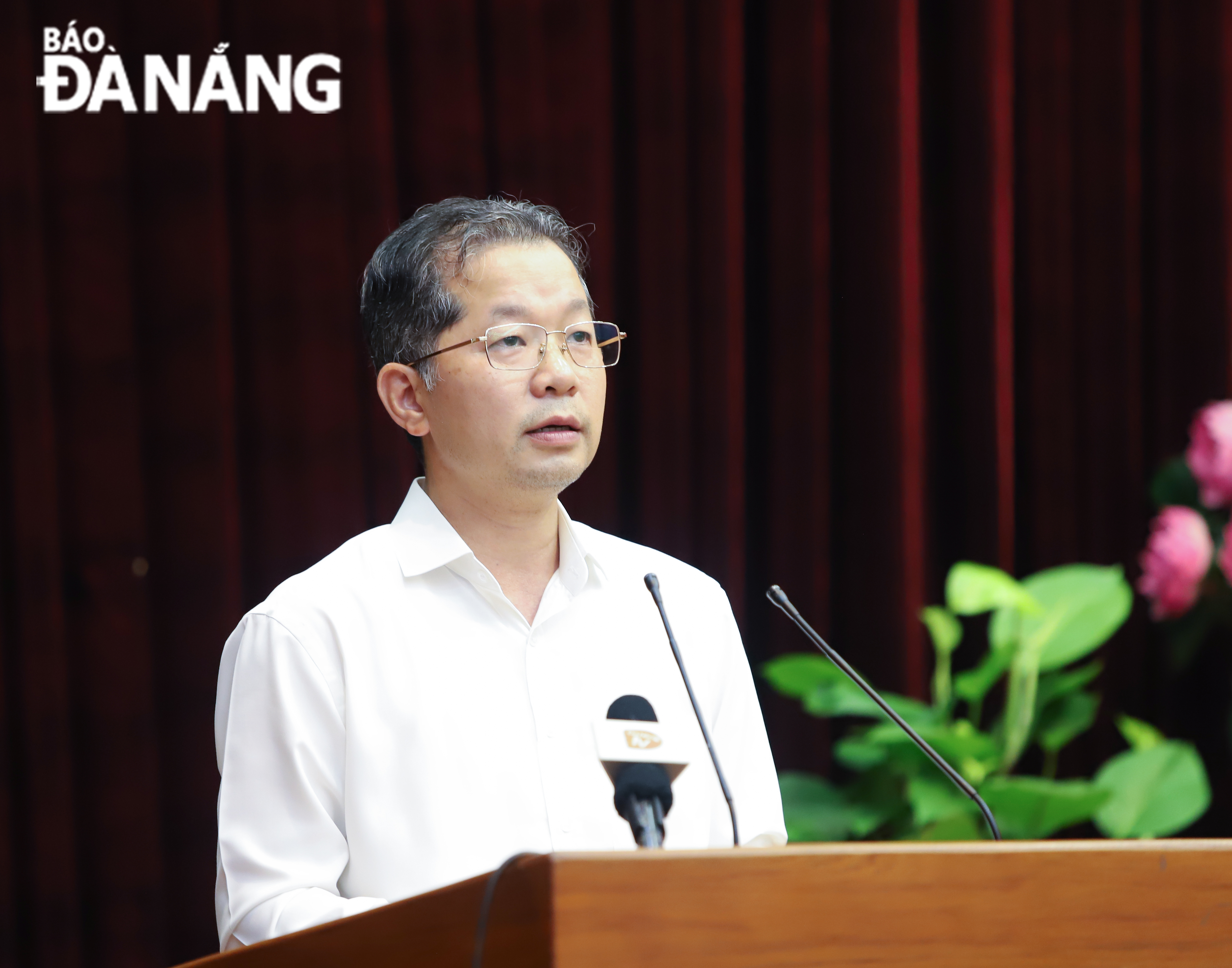 Da Nang Party Committee Secretary Nguyen Van Quang speaking at the meeting on Tuesday