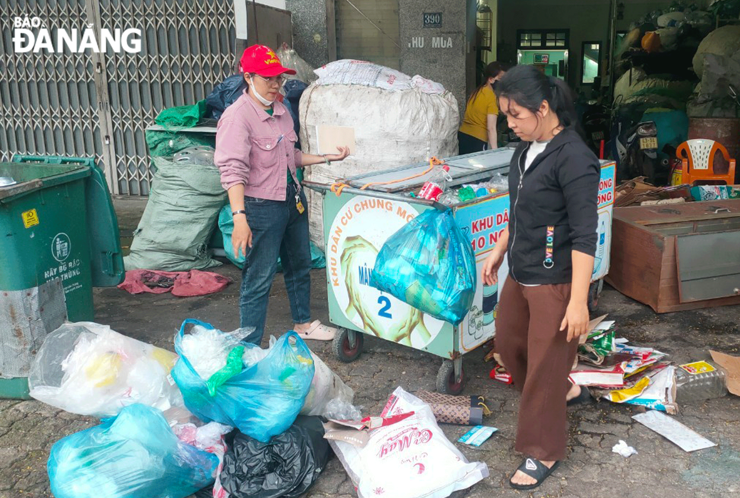 Nhiều túi ni-lông và rác thải nhựa được khu dân cư Mân Lập Đông 2, phường Mân Thái (quận Sơn Trà) thu gom hằng tuần và đem bán phế liệu, cũng như chuyển giao cho cơ sở tái chế nhựa. Ảnh: HOÀNG HIỆP