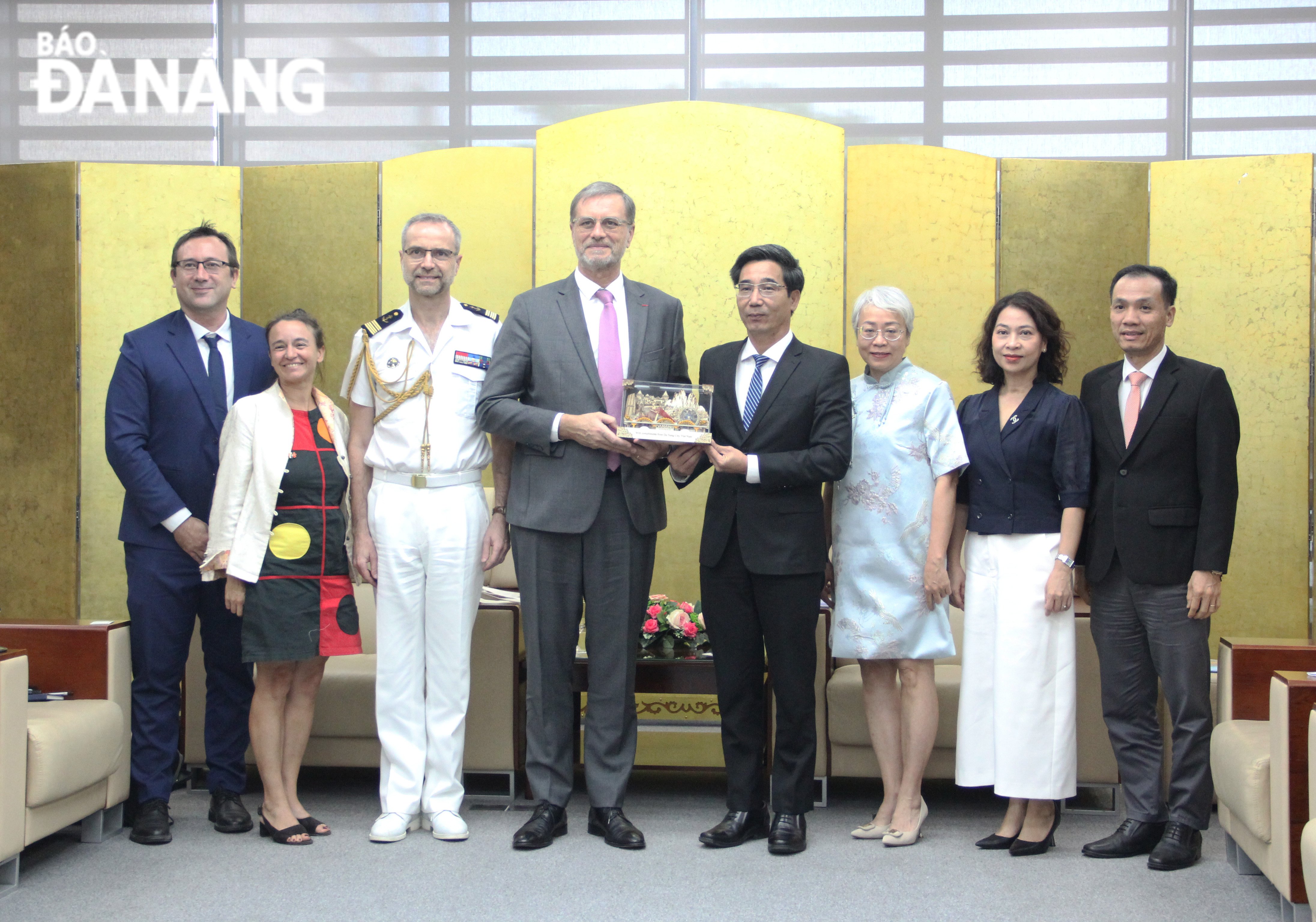 Vice Chairman of the Da Nang People's Committee Tran Chi Cuong (4th, right) presenting a souvenir to French Ambassador to Viet Nam Olivier Brochet (5th, right). Photo: X.HAU