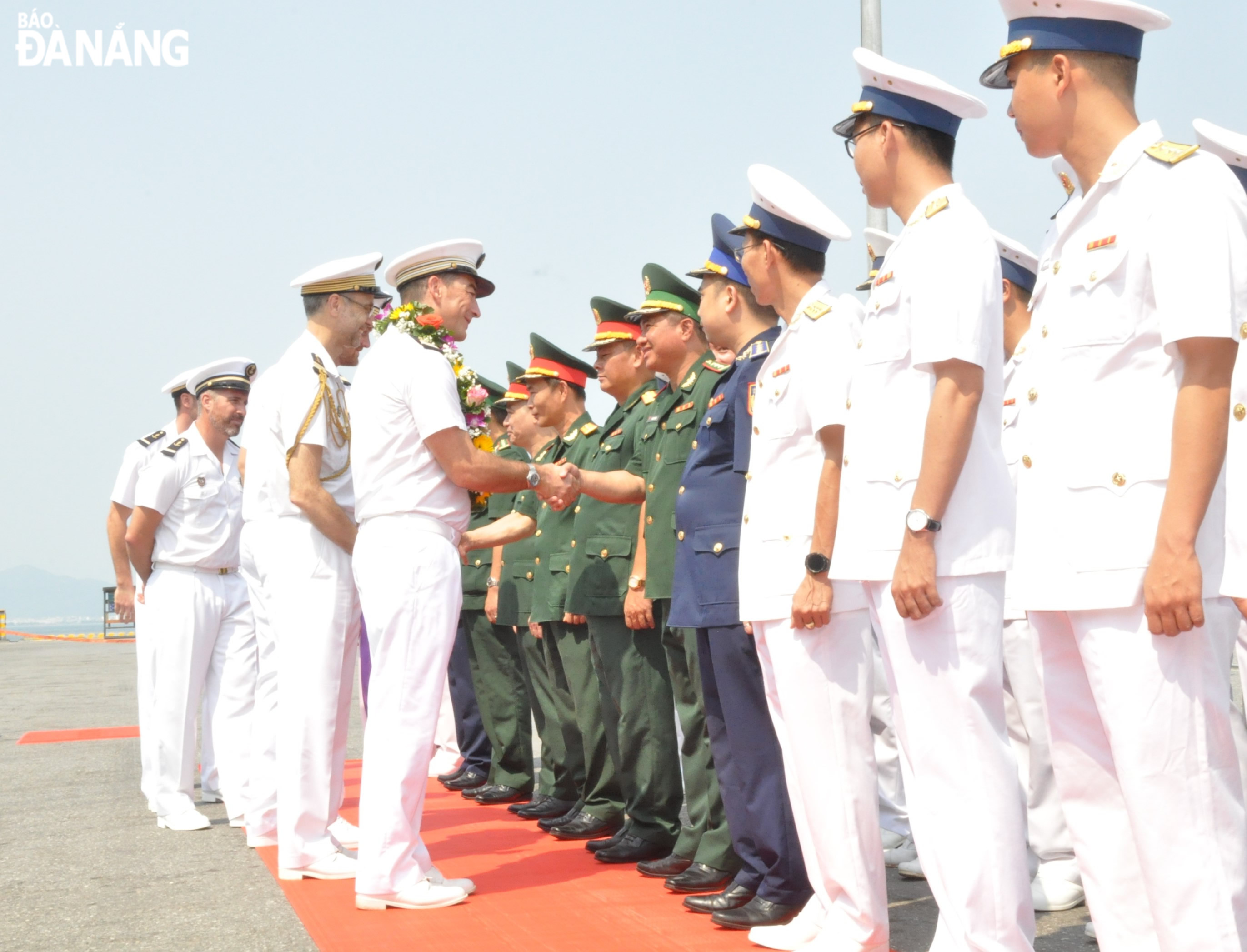 Đại diện  lãnh đao các cơ quan, đơn vị, địa phương của Việt nam đón chỉ huy, sĩ quan và thủy thủ Tàu tuần dương Vendemiaire thăm Đà Nẵng. Ảnh: LÊ HÙNG