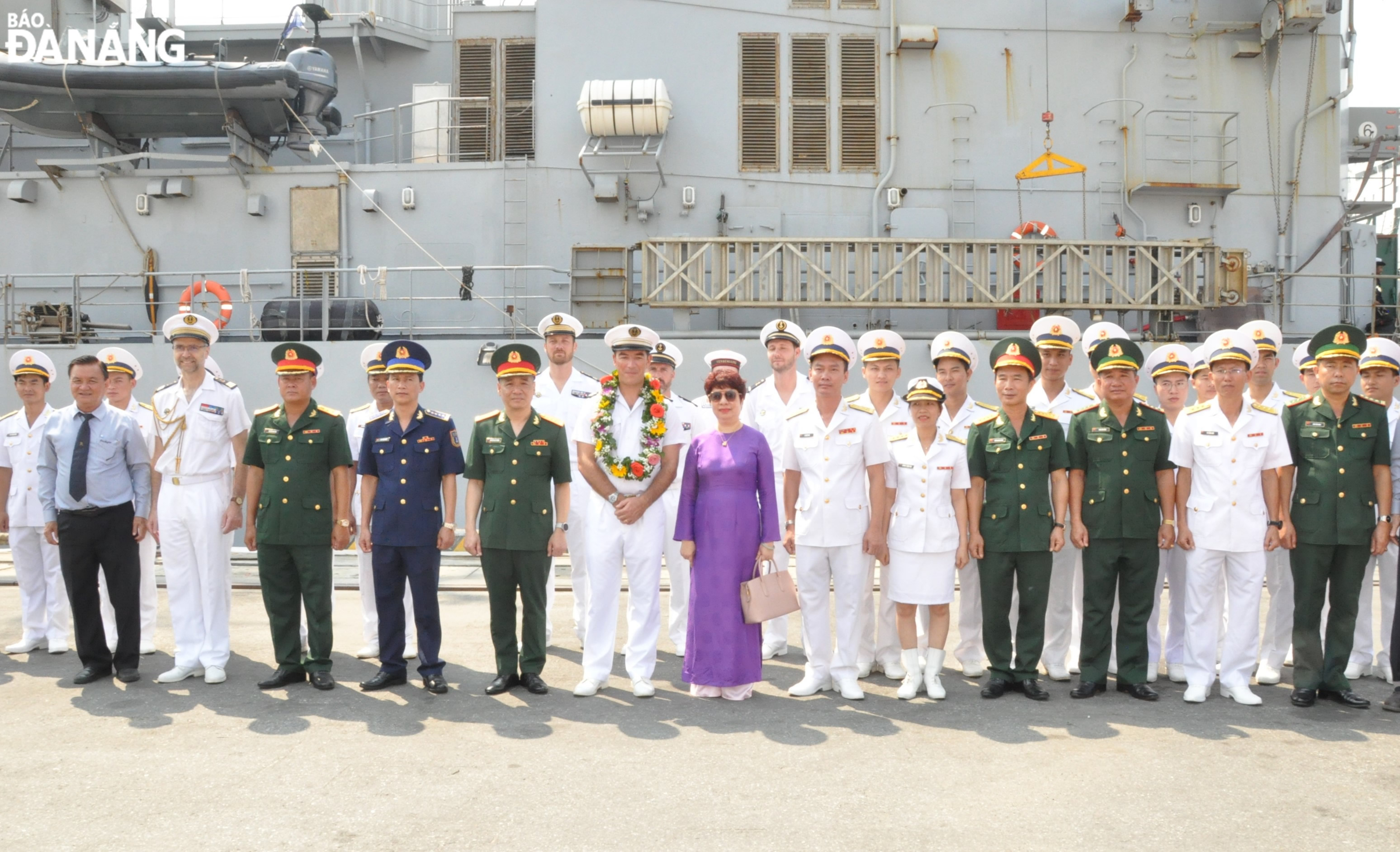 Đại diện lãnh các cơ quan, đơn vị, địa phương của Việt nam chụp ảnh lưu niêm cùng chỉ huy, sĩ quan và thủy thủ Tàu tuần dương Vendemiaire. Ảnh: LÊ HÙNG