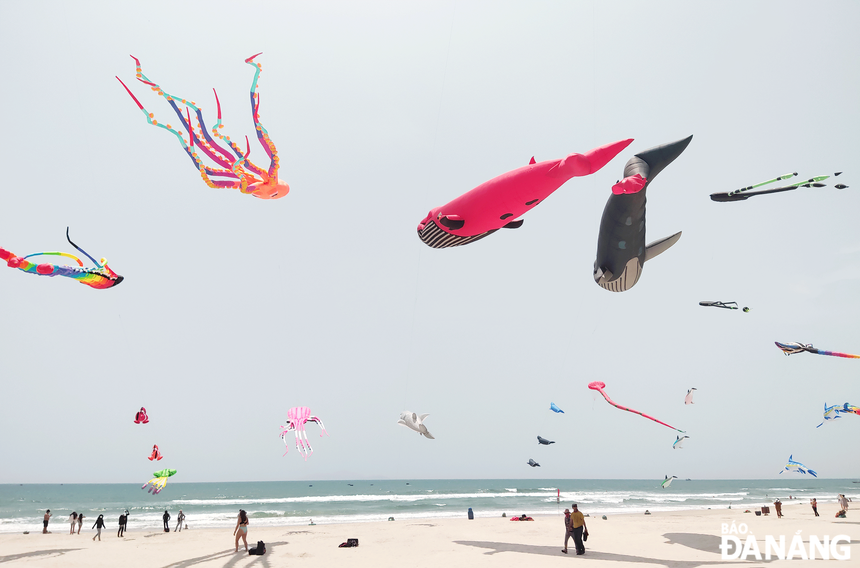 Many activities are organiSed to increase travel experience for tourists during their stay in Da Nang.  Performances at the 2023 kite flying competition have created a colourful picture at the Da Nang Beach. Photo: THU HA