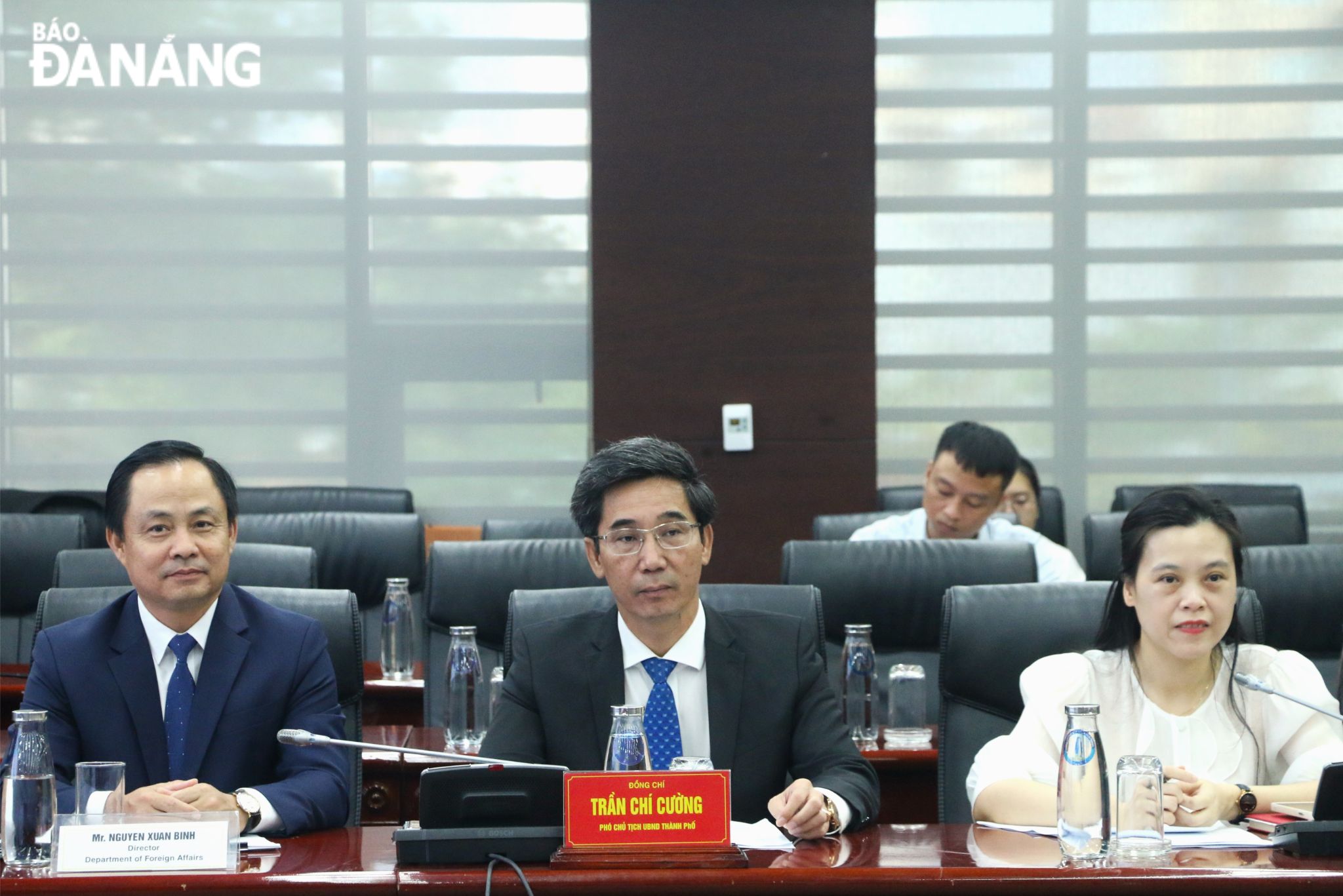 Vice Chairman of the Da Nang People's Committee Tran Chi Cuong (middle) hosting the reception for Ambassador of the EU to Viet Nam Julien Guerrier . Photo: T.PHUONG