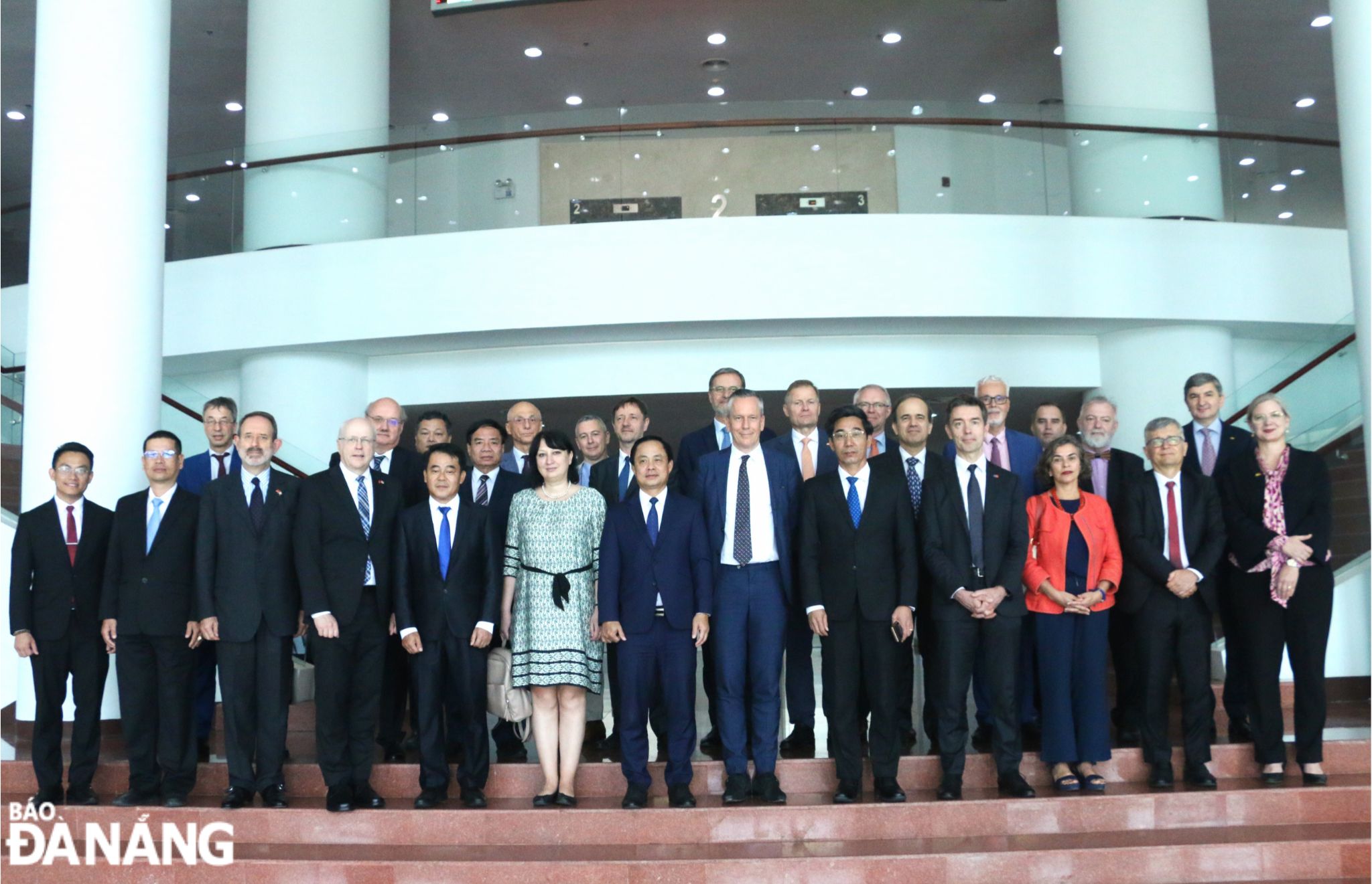 The EU delegation and leaders of Da Nang posing for a souvenir photo. Photo: T.PHUONG