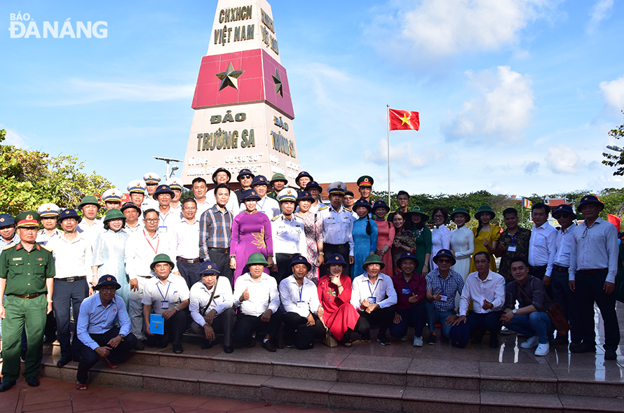 Đoàn công tác thành phố Đà Nẵng tại cột mốc chủ quyền quốc gia trên đảo Trường Sa. Ảnh: TRIỆU TÙNG