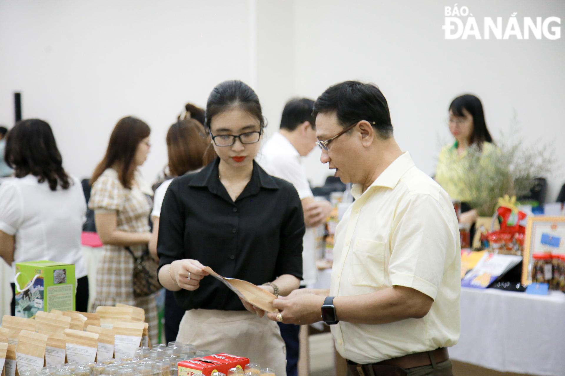 Representatives of cooperatives and businesses visit the OCOP Da Nang booth