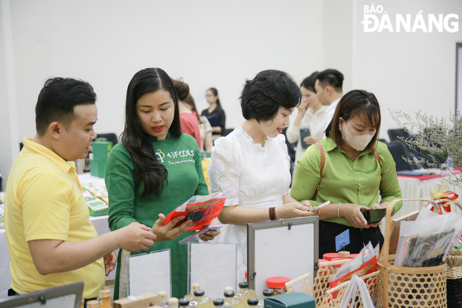 Visitors to booths displaying specialities of Tuyen Quang Province