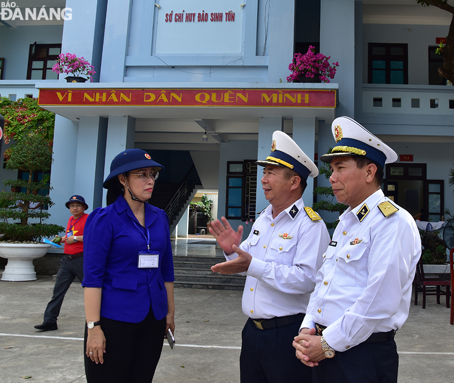 Rear Admiral Pham Van Hung, Deputy Chief of the General Staff of the Viet Nam People's Navy (right) and Vice Chairwoman of Da Nang People's Council Nguyen Thi Anh Thi (left) visit the Sinh Ton Island, Truong Sa Island District. Photo: TRIEU TUNG