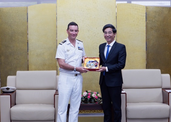 Vice Chairman of the Da Nang People's Committee Tran Chi Cuong giving a gift to Lieutenant Colonel Sebastien Drouelle