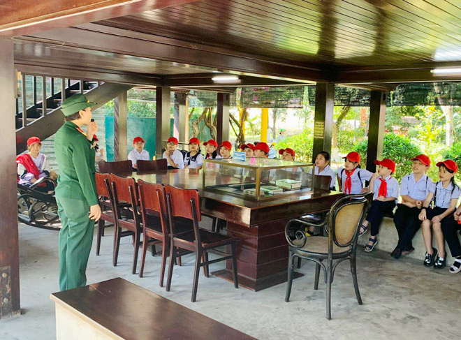 Pupils visit Uncle Ho's Stilt House at the Military Zone 5 branch of the Ho Chi Minh Museum. Photo: Non Nuoc Viet Company