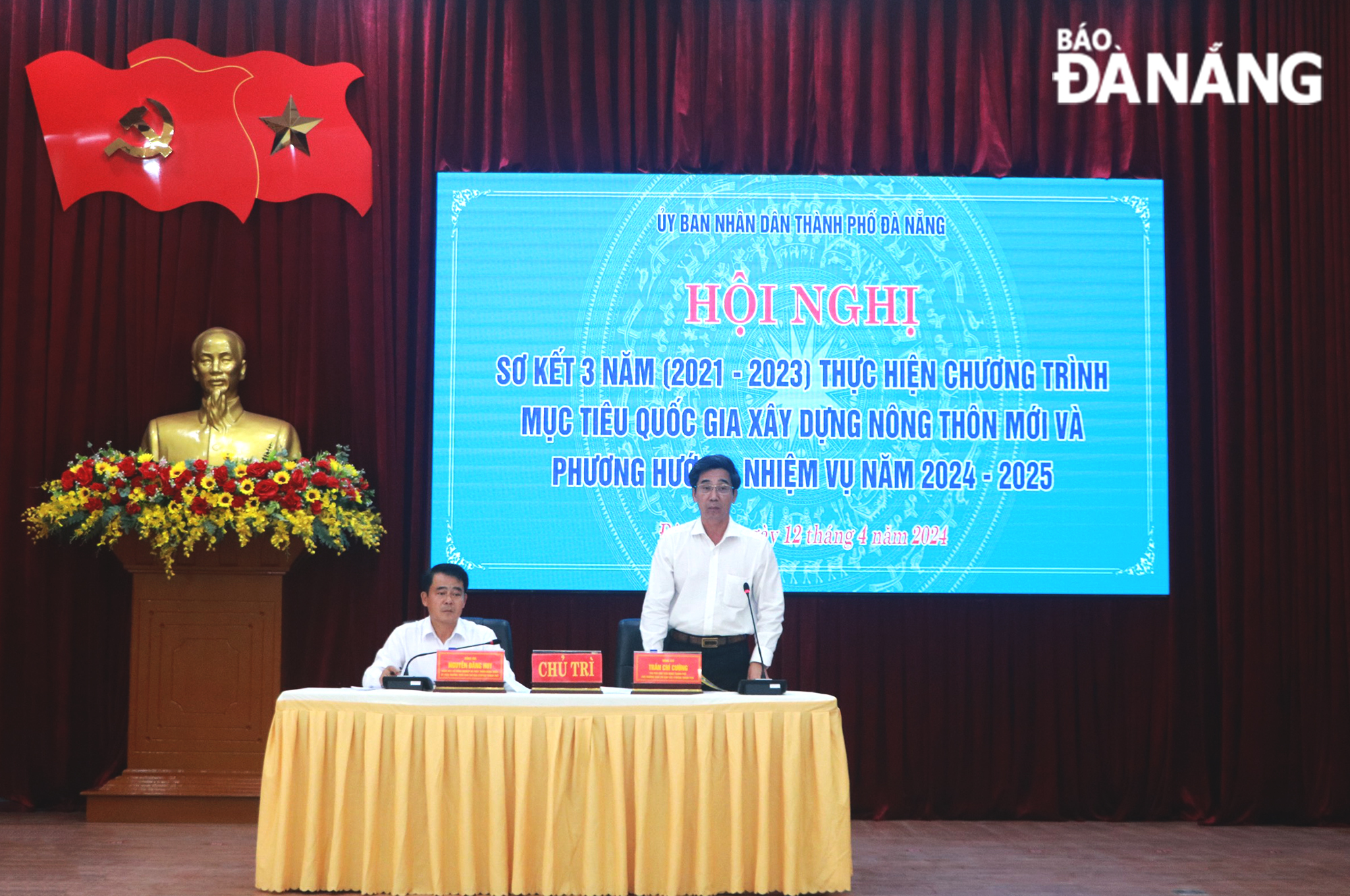Vice Chairman of the Da Nang People's Committee Tran Chi Cuong (standing) and Director of the municipal Department of Agriculture and Rural Development Nguyen Dang Huy chairing the conference on the afternoon of April 12. Photo: VAN HOANG