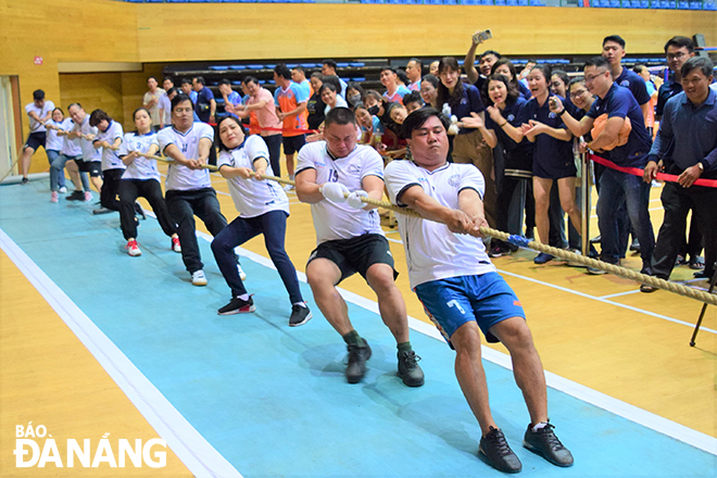 The tug of war competition attracting a large number of spectators to cheer for participating teams. Photo: T.D
