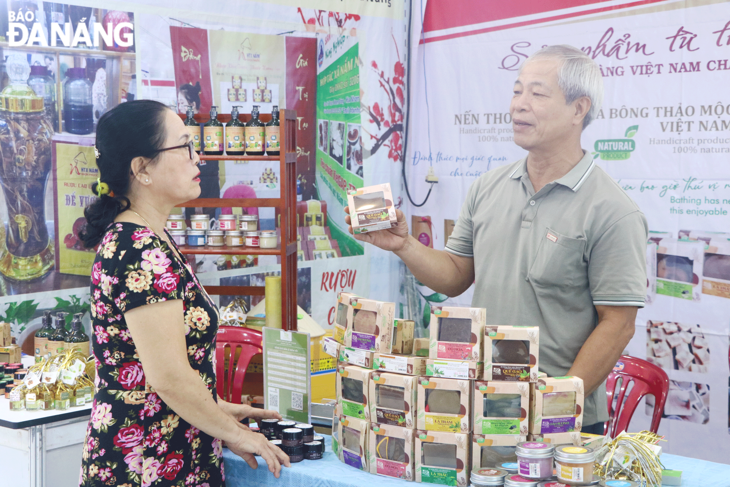 Sản phẩm xà bông thảo dược Hiyou Farm được hỗ trợ xúc tiến thương mại tại một hội chợ của Đà Nẵng. Ảnh: VĂN HOÀNG	