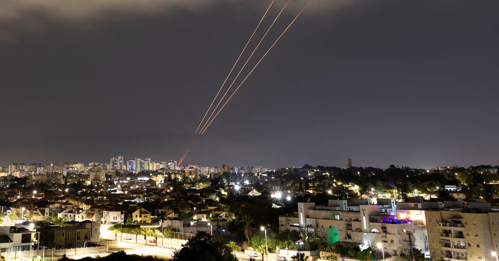 Israel kích hoạt hệ thống đánh chặn tên lửa sau khi Iran phóng drone và tên lửa về phía Israel vào ngày 14-4. Ảnh: Reuters	