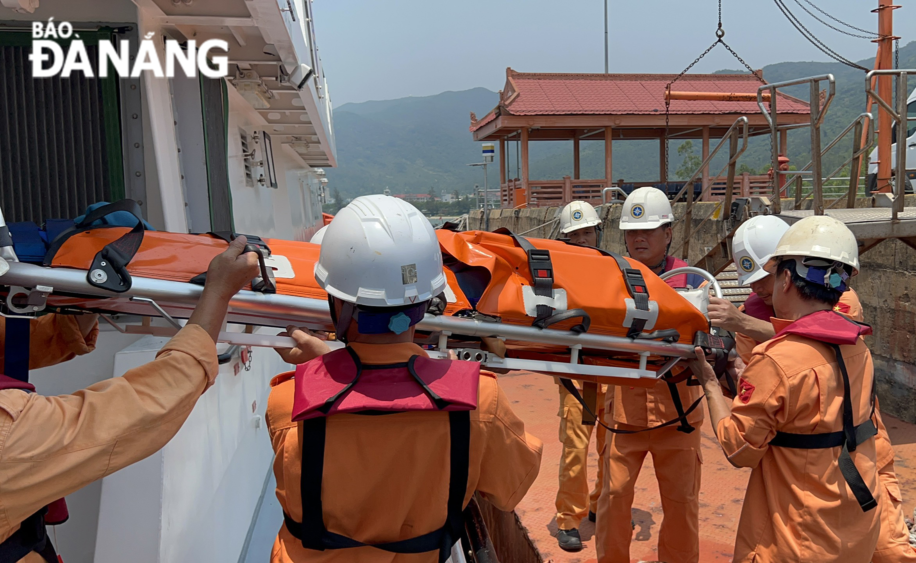 Maritime rescue forces bringing a fisherman in distress at sea to the mainland for treatment at noon on April 14. Photo courtesy of Da Nang MRCC