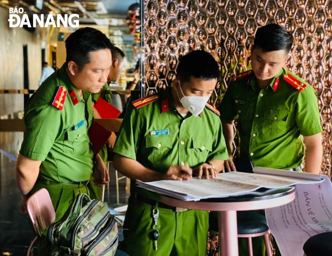 Senior Lieutenant Dang Ngoc Lam (right) and his teammates carry out fire safety inspections at eligible business establishments.