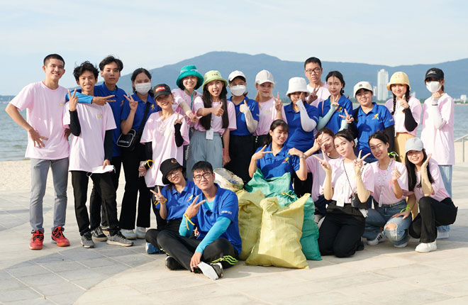 The UED Tourism Club cooperated with Gum.tailor to launch a campaign to clean up the environment at Da Nang tourist beaches.