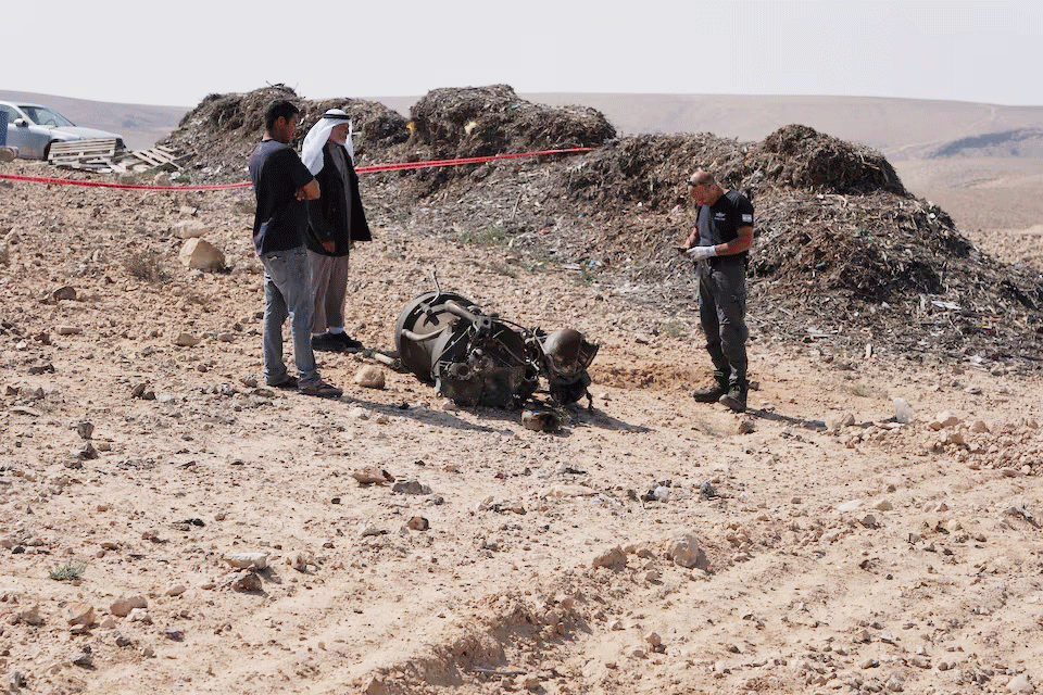 Lực lượng chức năng Israel kiểm tra phần còn lại của một tên lửa đẩy do Iran phóng vào ngày 14-4 về phía gần Arad (Israel). Ảnh: Reuters	