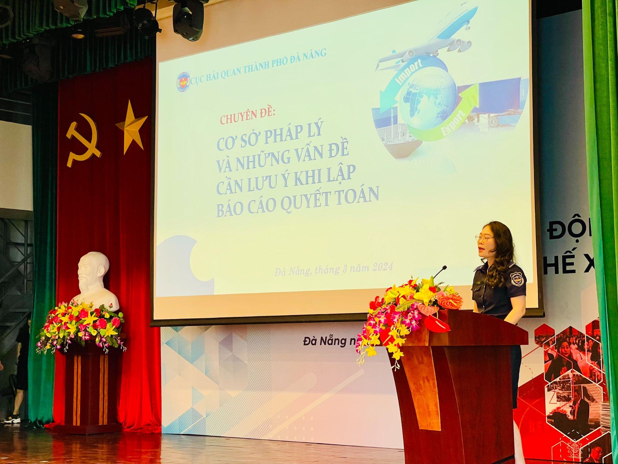 Bà Nguyễn Thị Thúy - Công chức phòng giám sát quản lý về Hải quan - Cục Hải quan Thành phố Đà Nẵng đang nhấn mạnh những vấn đề cần lưu ý