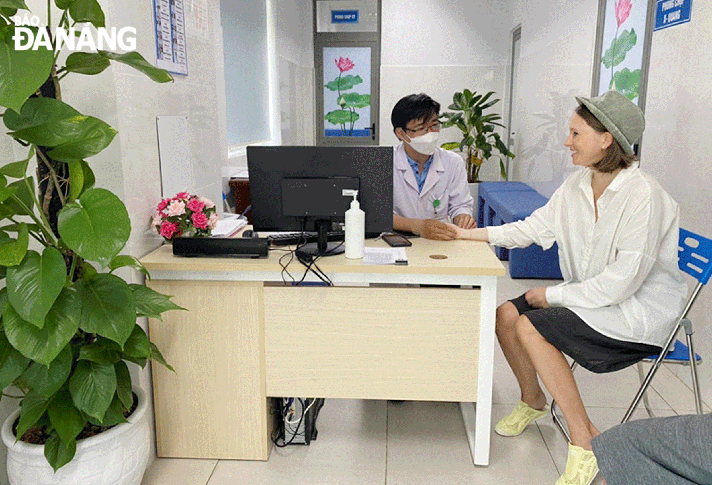 Ngày càng nhiều du khách đến Đà Nẵng du lịch, nghỉ dưỡng kết hợp chăm sóc, cải thiện sức khỏe. Ảnh: PHAN CHUNG	