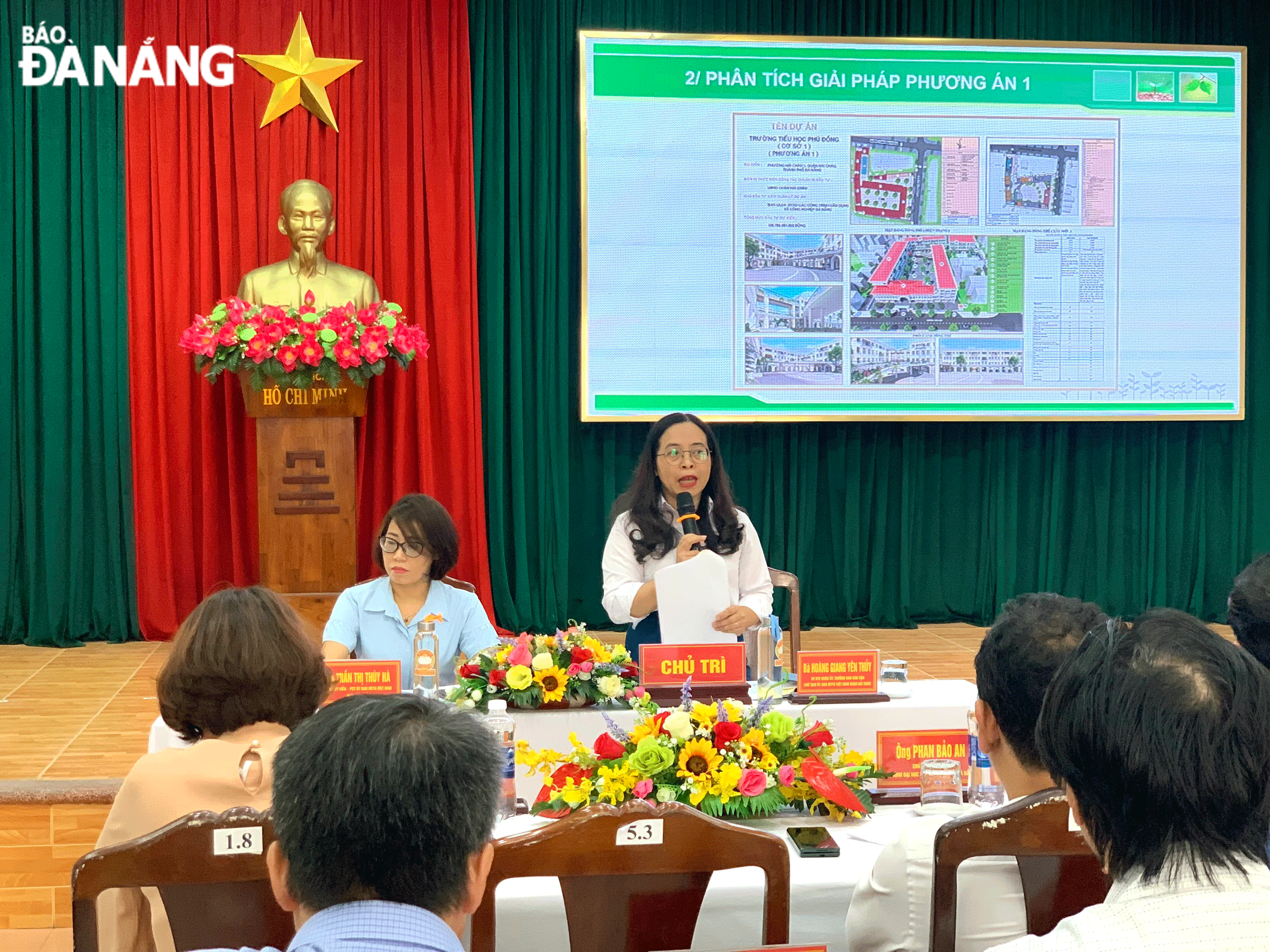Chủ tịch Ủy ban MTTQ Việt Nam quận Hải Châu Hoàng Giang Yên Thủy (giữa) chủ trì hội nghị phản biện xã hội đối với đồ án quy hoạch xây dựng trên địa bàn quận Hải Châu liên quan đến dự án Đầu tư xây dựng mới Trường Tiểu học Phù Đổng. Ảnh: M.T	