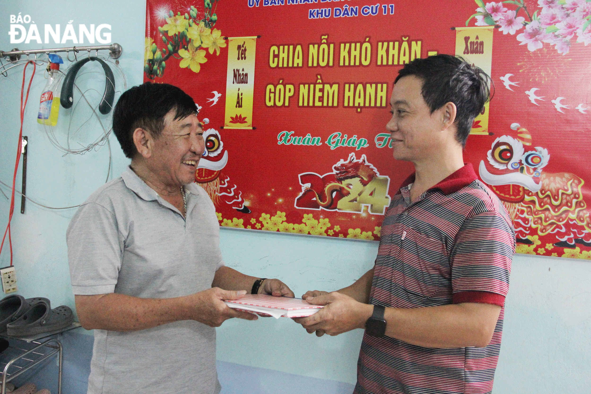 Ông Nguyễn Anh Tuấn (bên trái) Trưởng ban Công tác Mặt trận khu dân cư 11 (phường Tam Thuận, quận Thanh Khê) tích cực tuyên truyền, vận động nhân dân hưởng ứng các phong trào của địa phương. Ảnh: X.H
