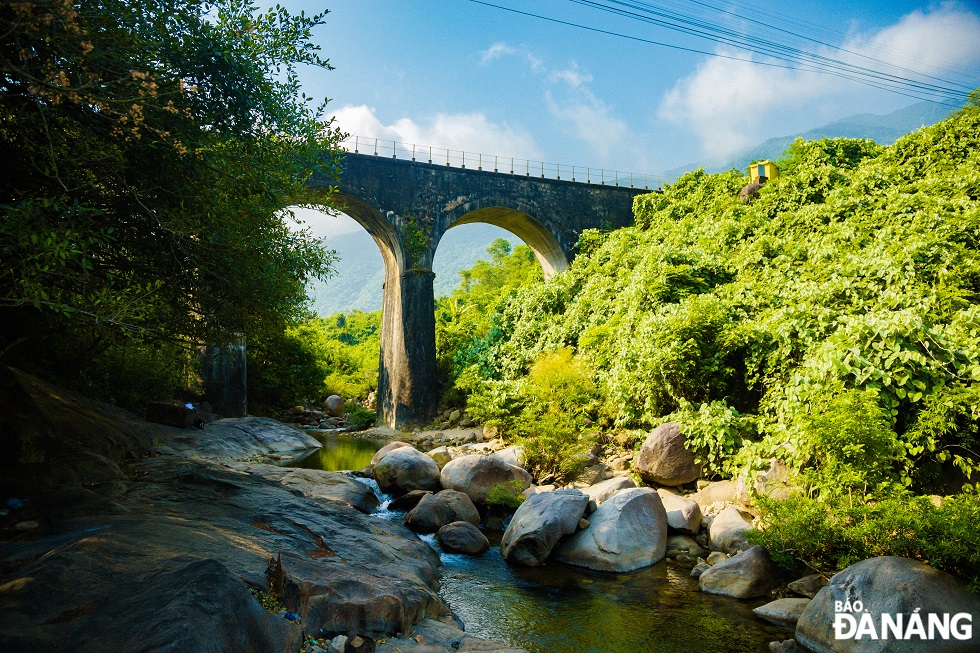 Below the foot of the so-called Don Ca arch bridge is a small winding stream with many rocks forming small clear lakes that can be seen all the way to the bottom.