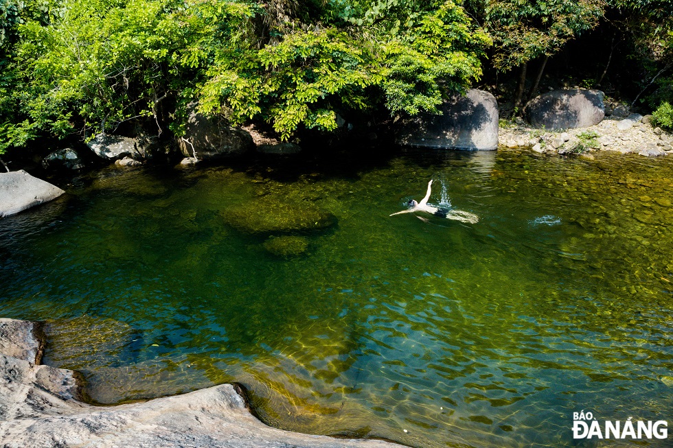 A lake formed in the stream has a depth of from 1.5m to about 4m. When bathing, visitors should prepare a life jacket to prevent drowning.