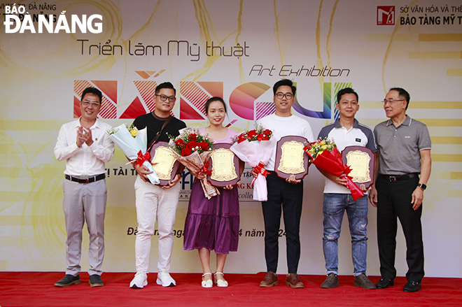 The organisers giving prizes to young artists who have made many contributions to the Da Nang arts movement